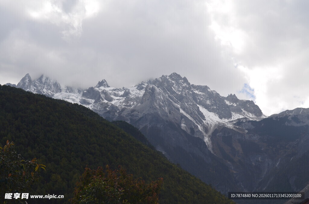 云雾缭绕的巍峨雪山