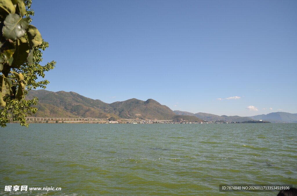 碧波青山的湖景风光