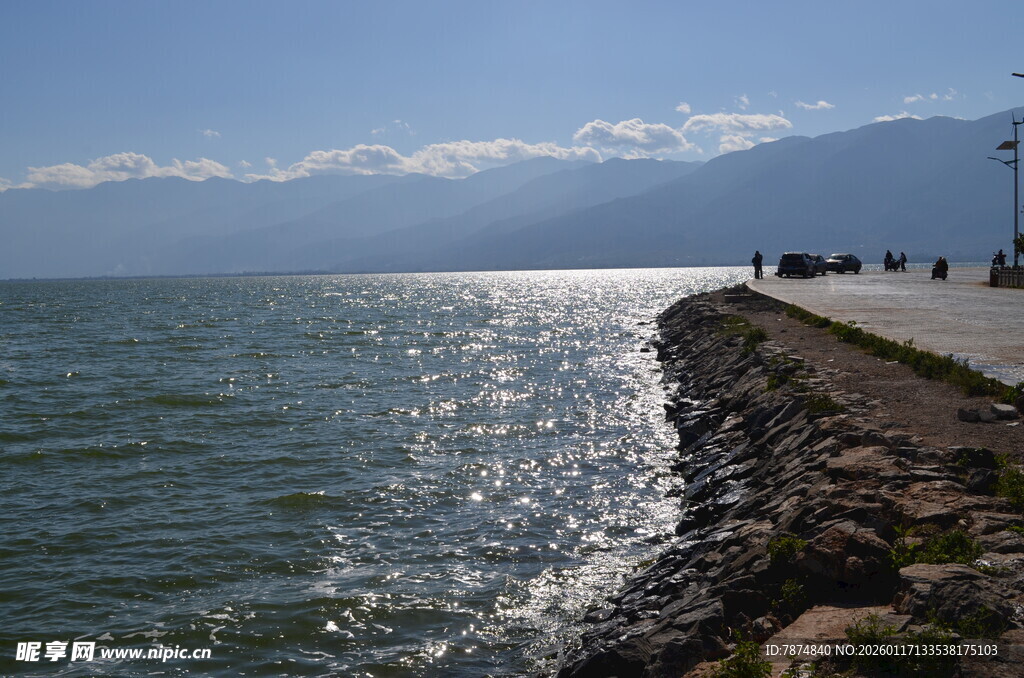 海边公路旁的波光粼粼