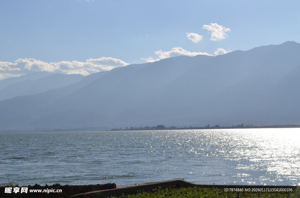 湖畔远山美景