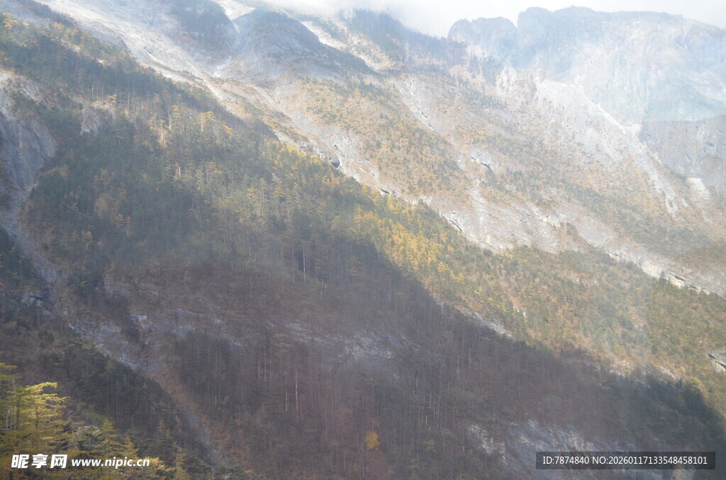 壮丽山景 阳光洒落山林