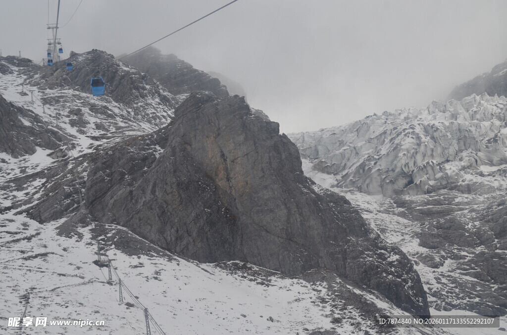 雪山峻岭壮丽风光