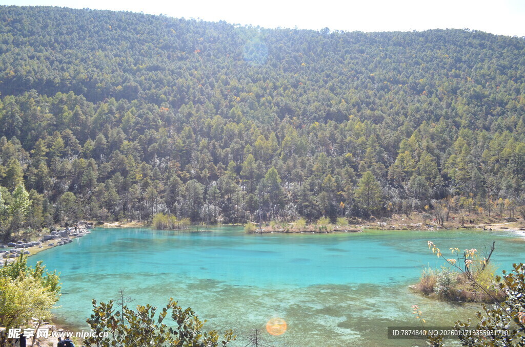 山间蓝湖美景