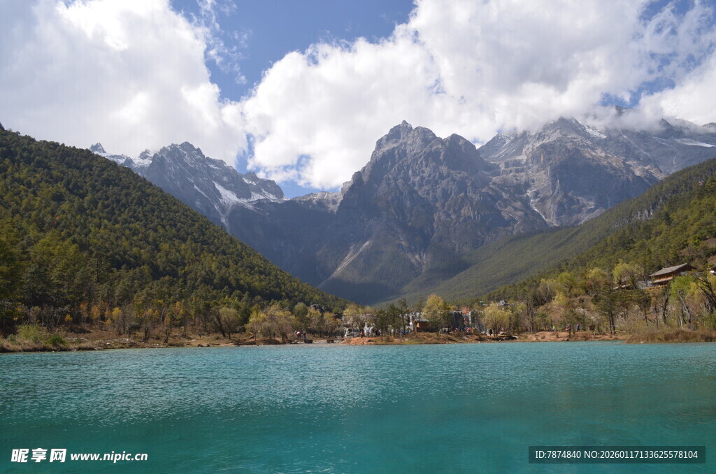 高山湖畔美景
