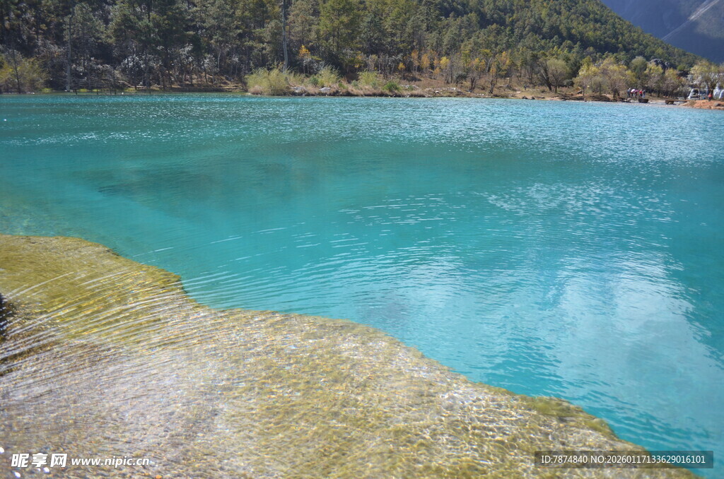 蓝绿色湖水与岸边美景