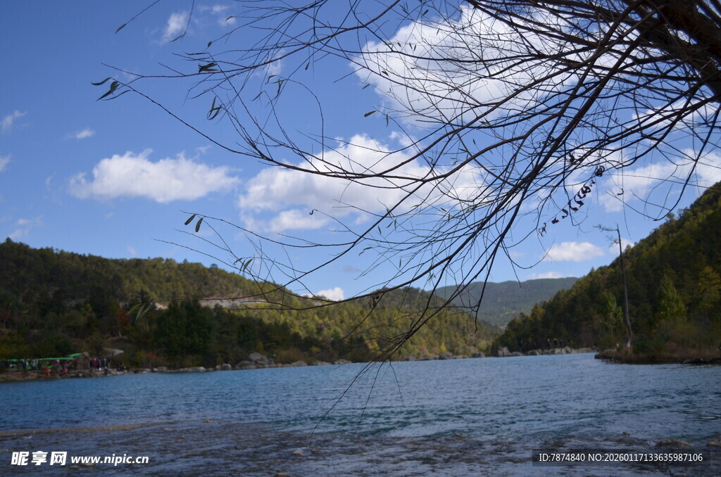 山间湖畔美景