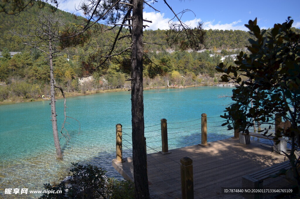 湖畔美景 青山绿水环绕