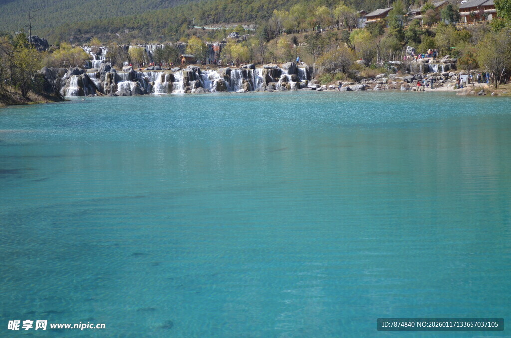 蓝湖瀑布美景