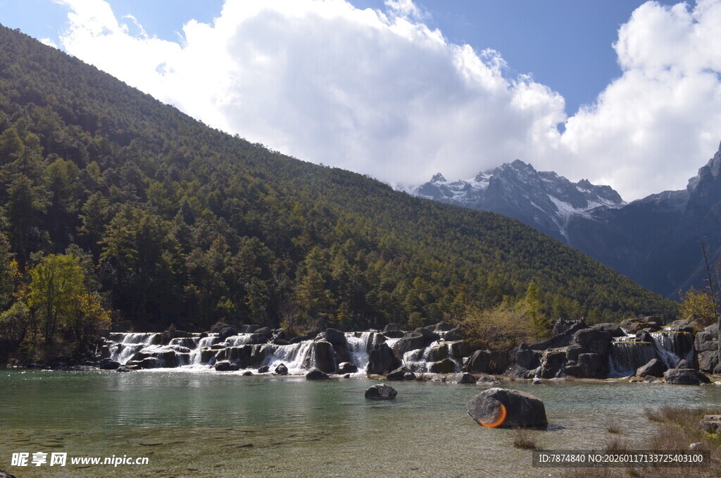 山间溪流旁的秀丽山水景