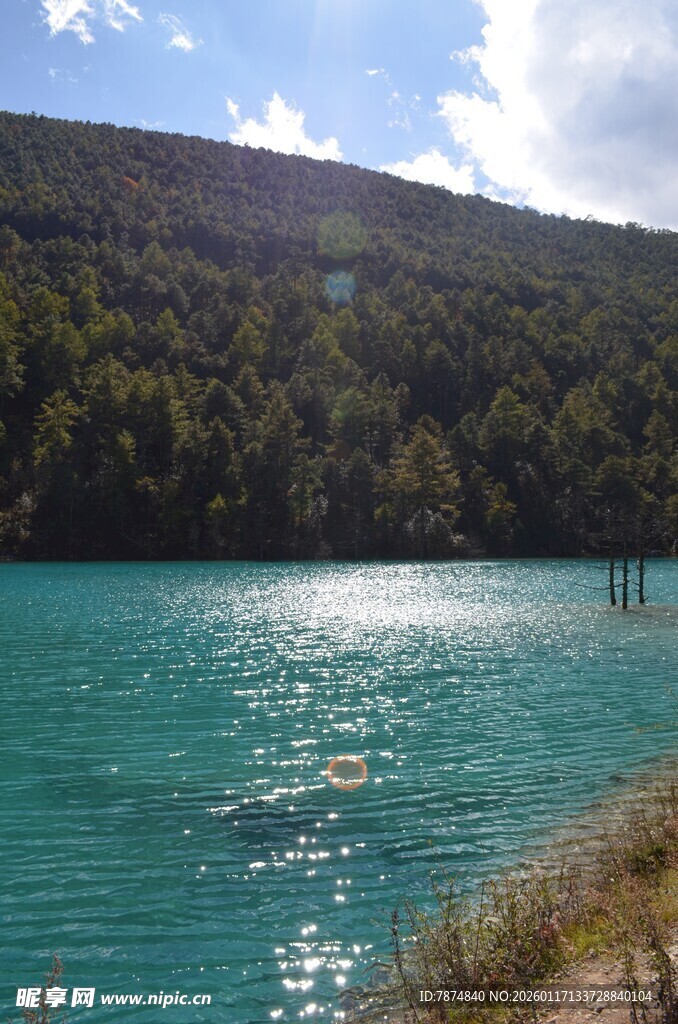 美丽的蓝绿色湖水与山峦