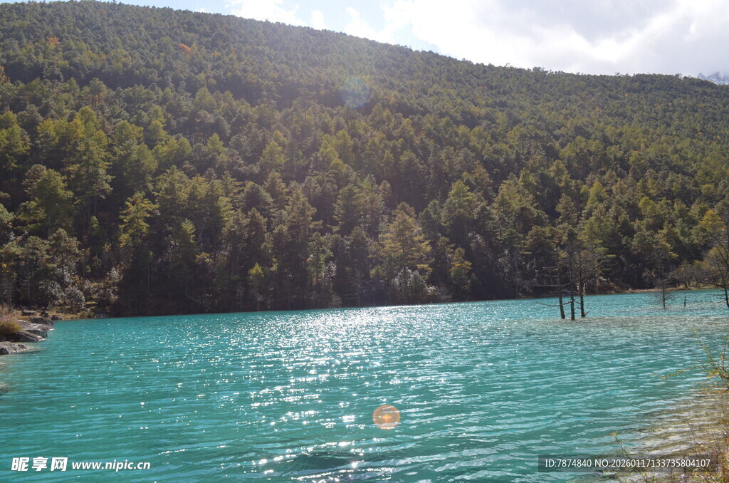 青山环抱的碧蓝色湖水