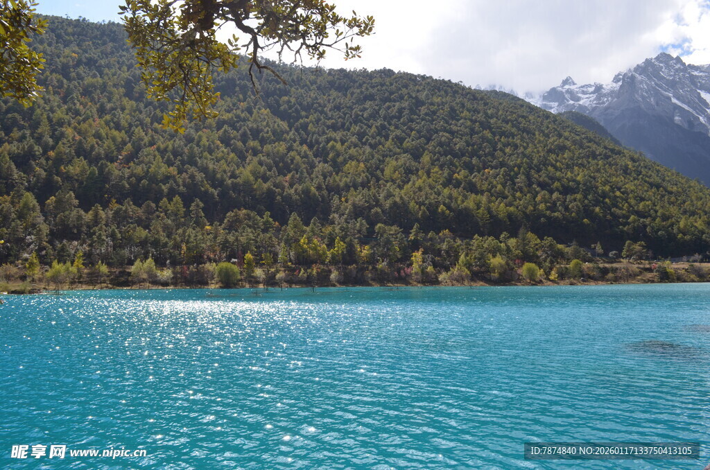 清澈蓝湖与远处山峦美景