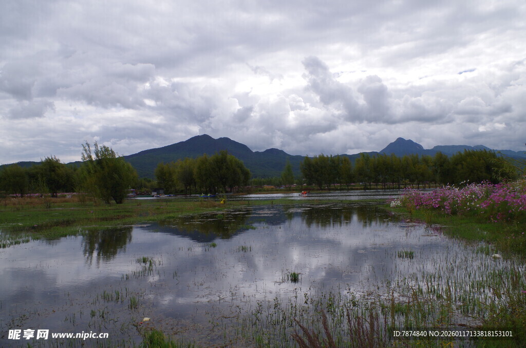 湖畔山水景 云雾映自然