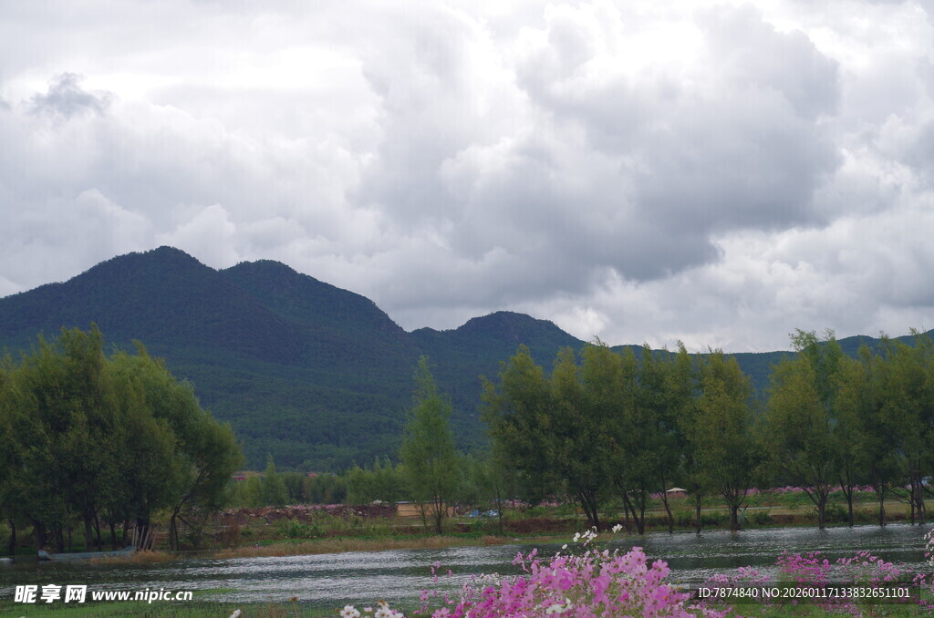 湖畔繁花伴远山美景