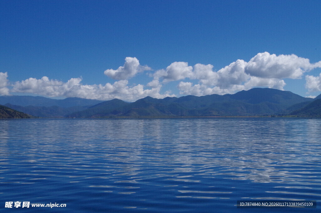 宁静湖面与远处山峦美景