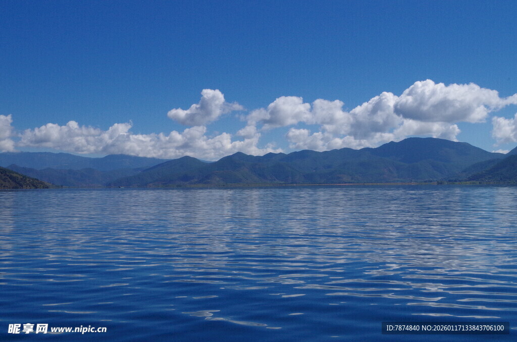 宁静湖面与远处山峦美景
