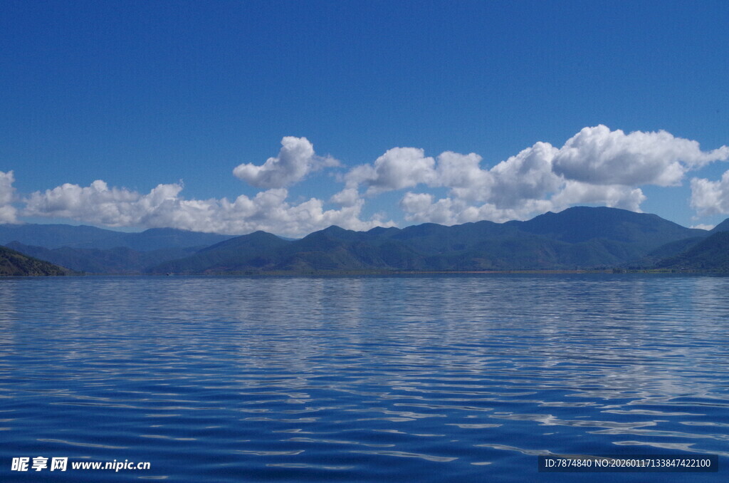蓝天碧水间的壮美湖景