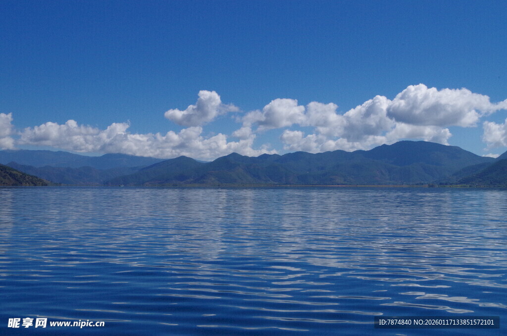 宁静湖水与远处山峦