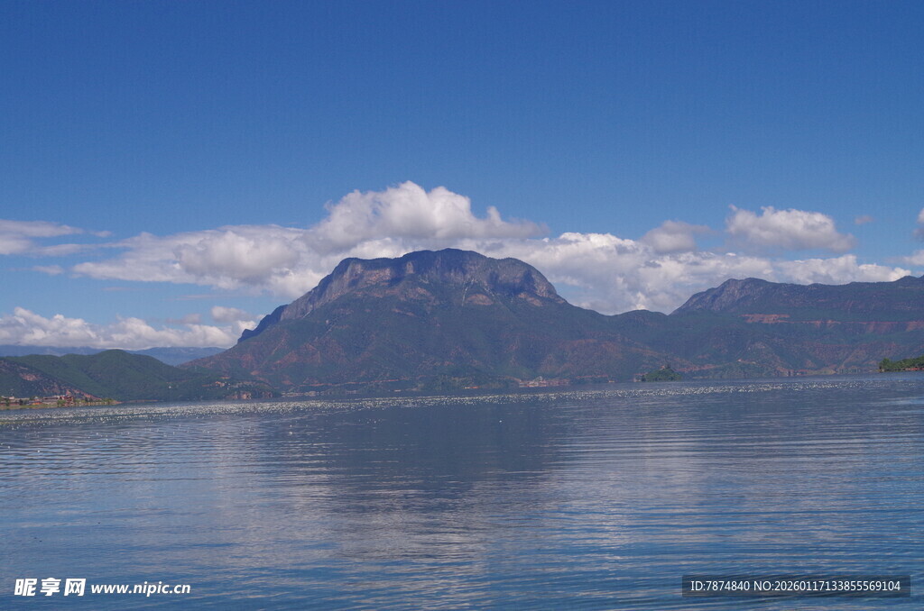 宁静山水间的美丽湖景