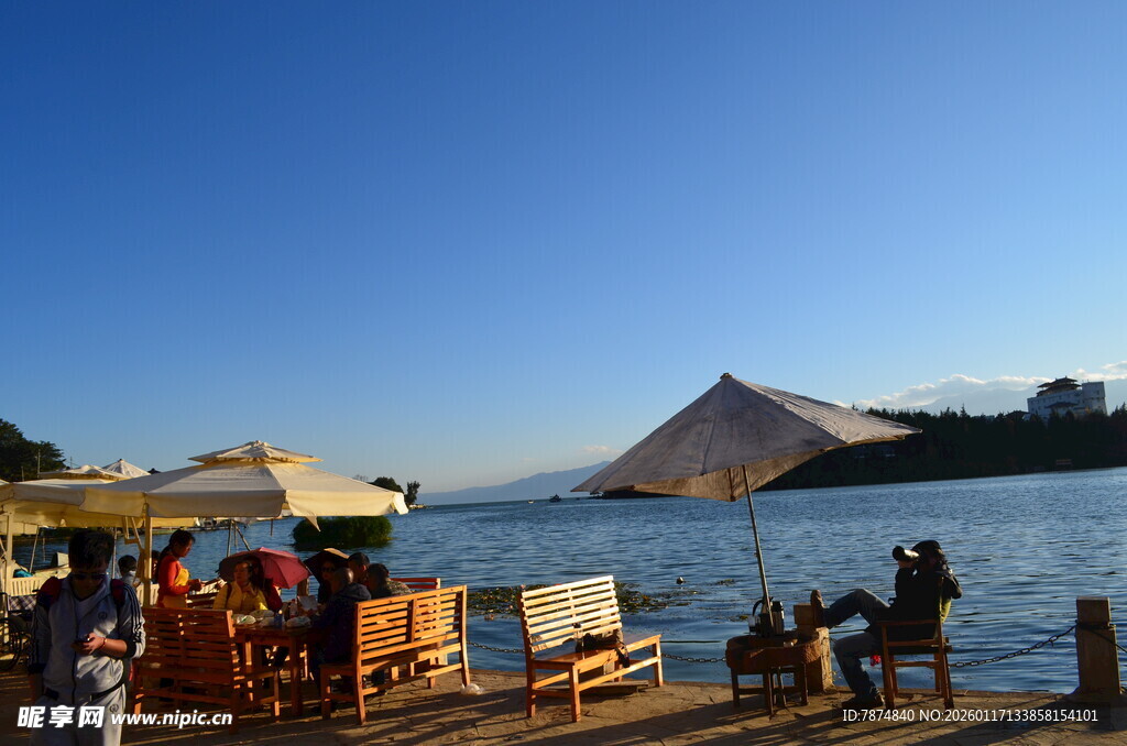 海滨休闲场景 游客惬意时光