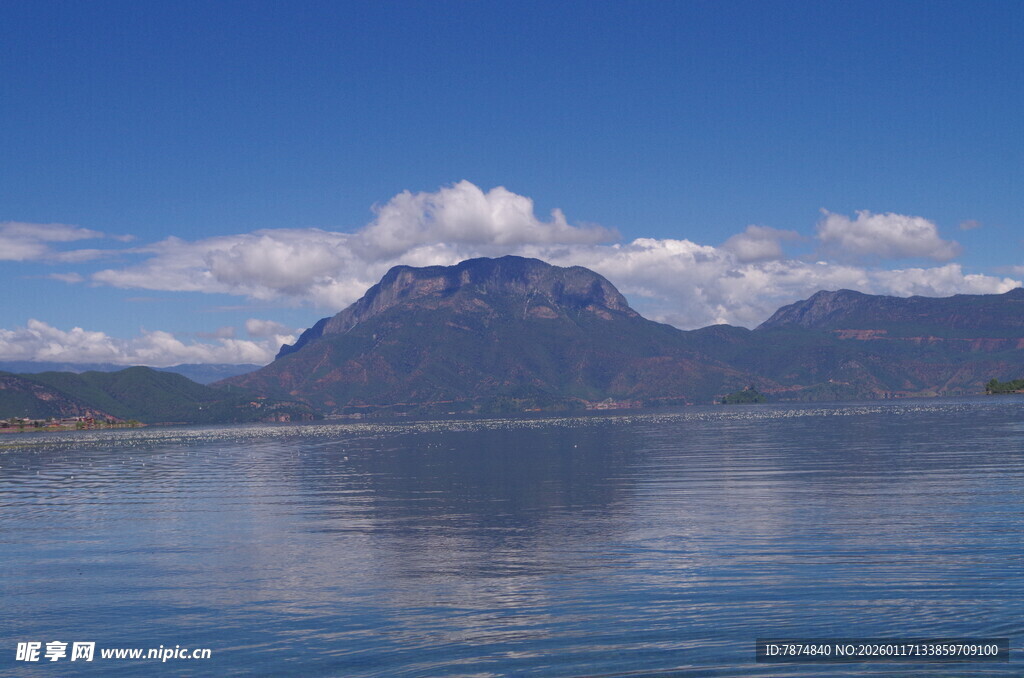 宁静湖景与远处巍峨山峦