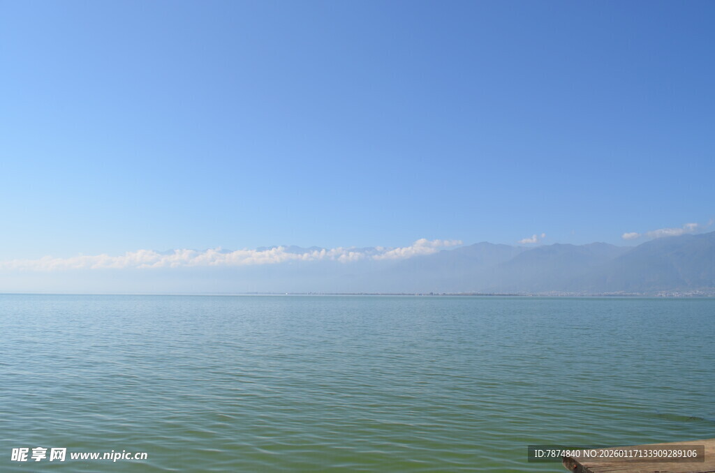 宁静湖畔的开阔水面景观