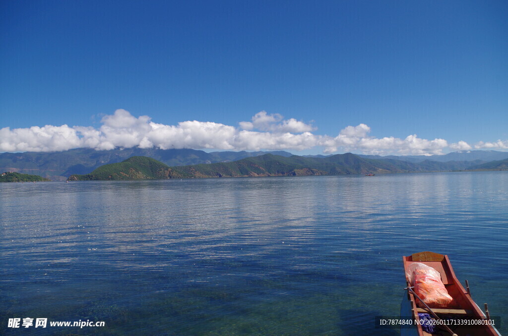湖畔孤舟 宁静湖景风光