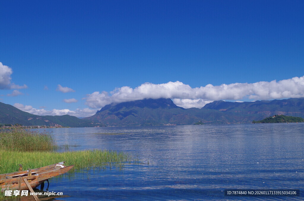 宁静湖畔小船与远山美景