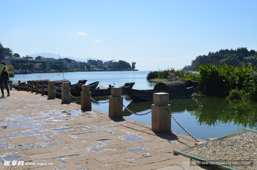湖畔木质栈道风景