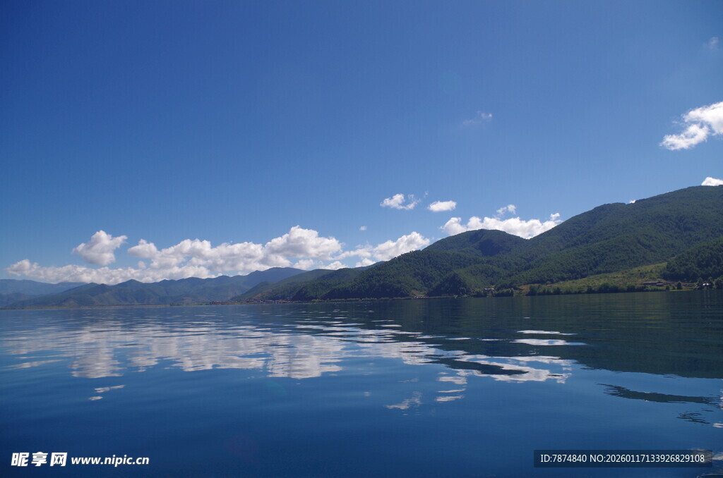 宁静湖水映蓝天青山