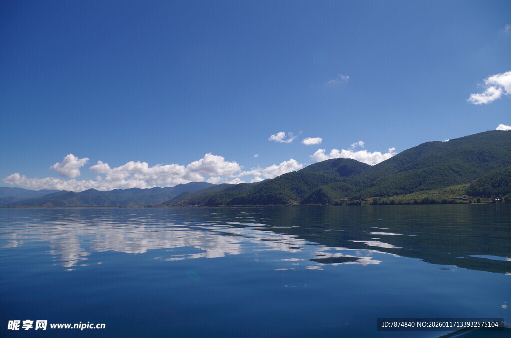 宁静湖景与远山蓝天倒影