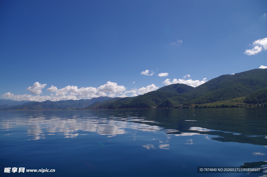 宁静湖水映蓝天白云山峦
