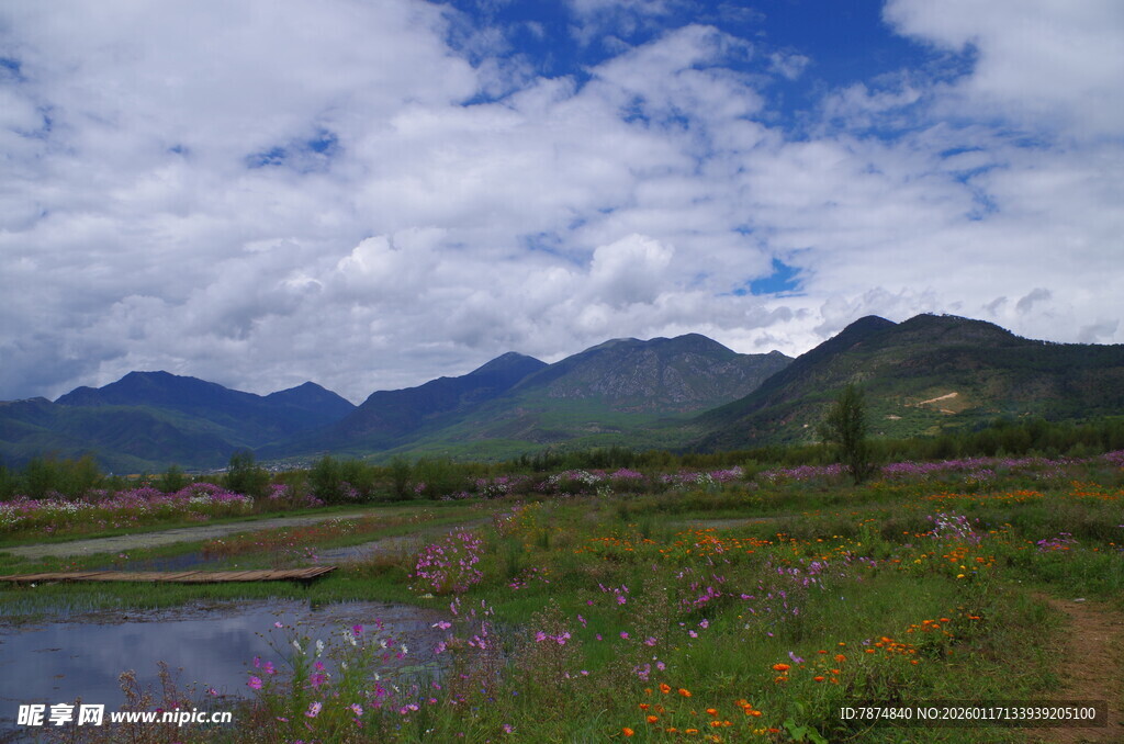 山间湖畔美景