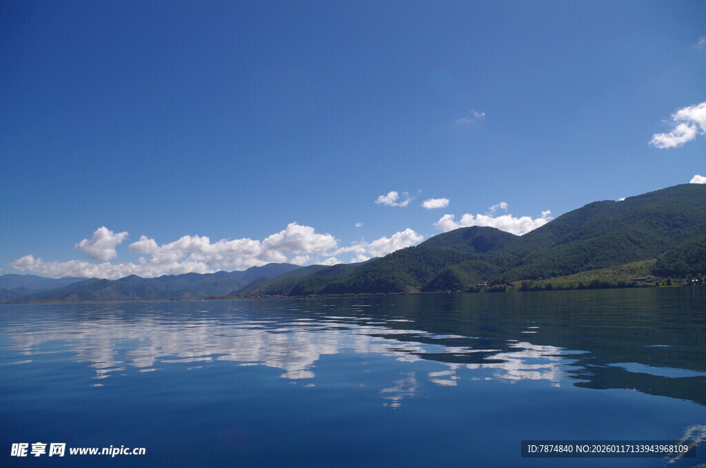 宁静湖景与远山蓝天