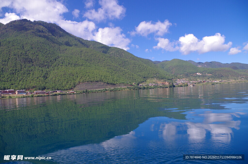 宁静湖山 蓝天白云倒影