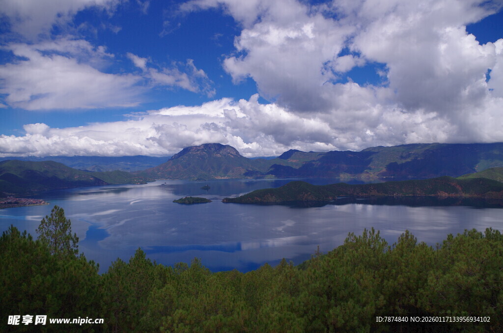 湖畔青山蓝天白云美景