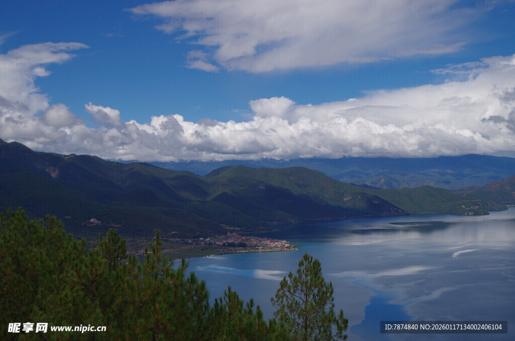 湖畔青山蓝天美景如画