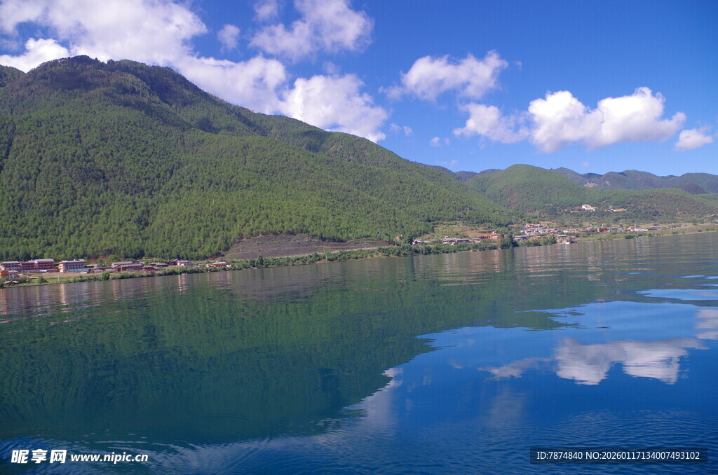 宁静山川下的澄澈湖水