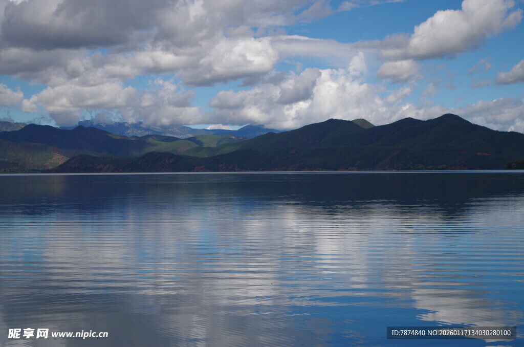 宁静湖水映天边山峦