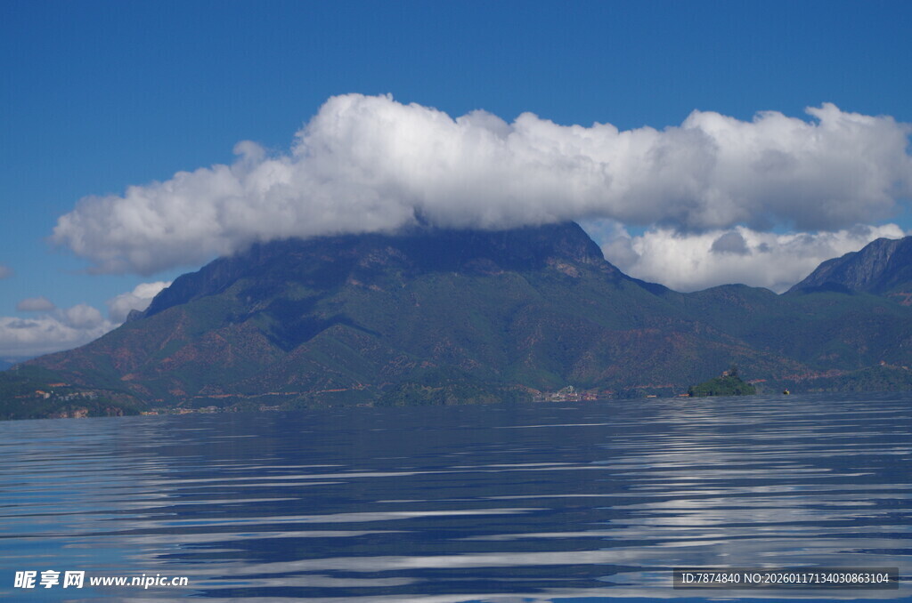 蓝天白云下的山水美景