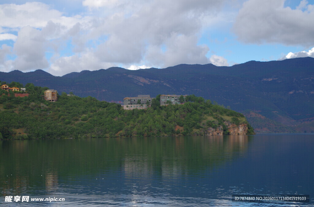 湖畔青山美景