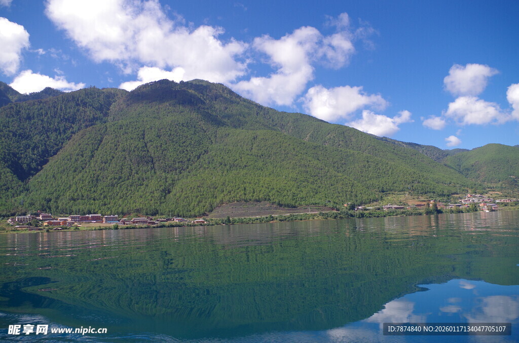青山碧水蓝天的美丽湖景