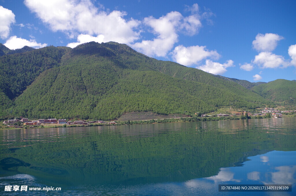 青山碧水蓝天美丽湖景