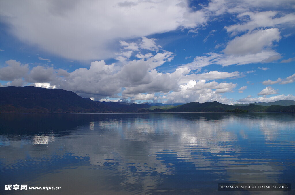 宁静湖景 蓝天白云倒影
