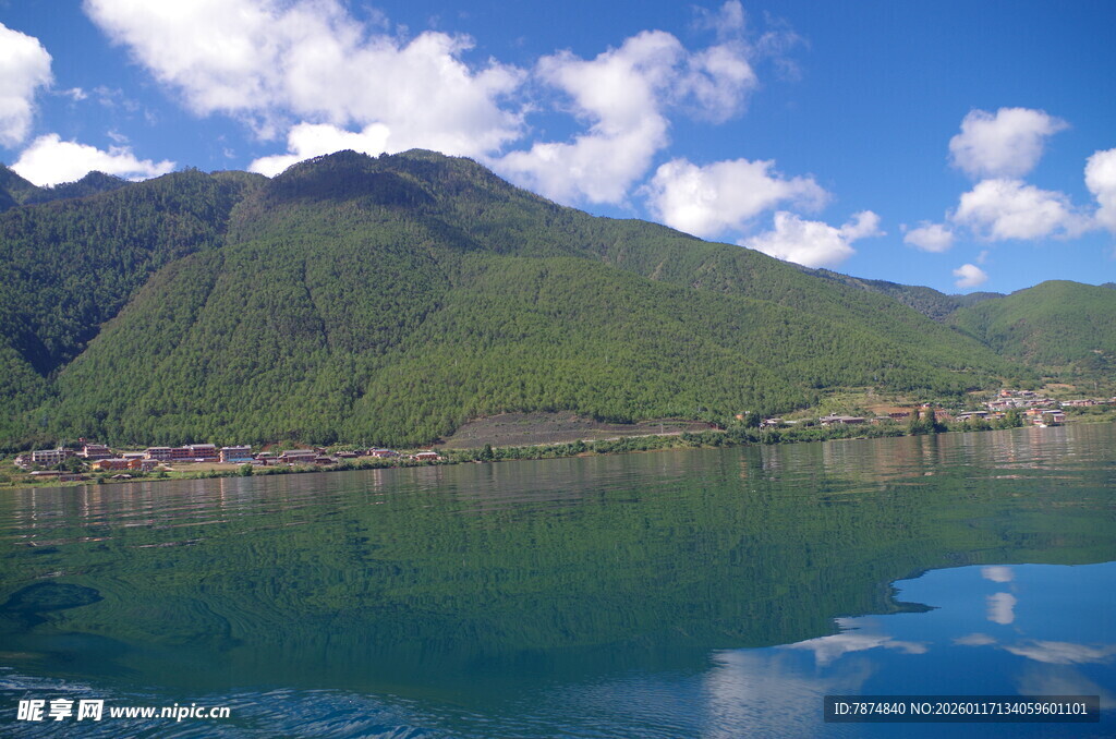青山绿水间的宁静湖泊