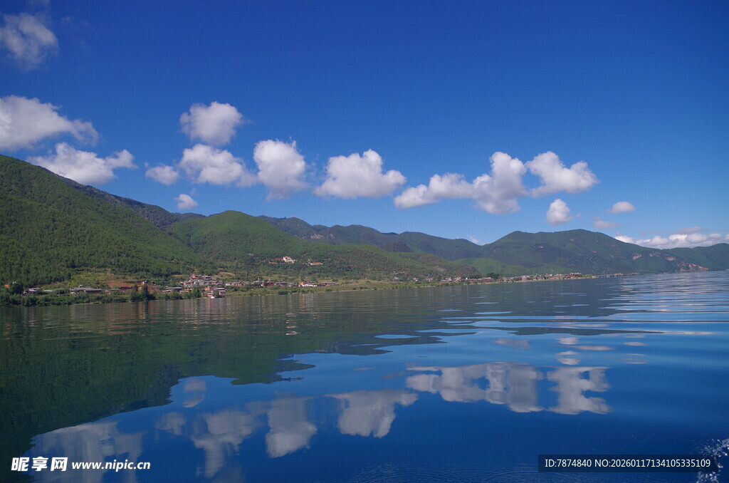 宁静湖景 山峦蓝天倒影