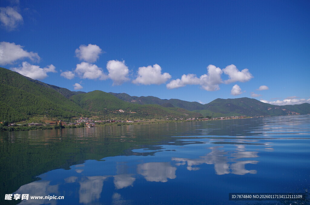 宁静湖畔风光