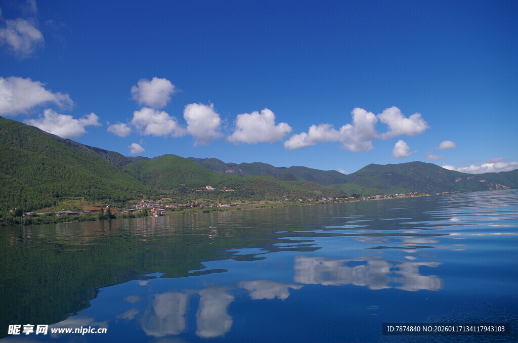 宁静湖景与蓝天青山倒影