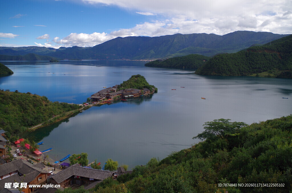 秀丽山水间的宁静湖景