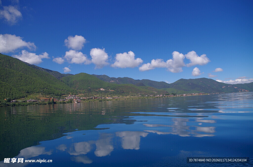 宁静山水湖景 蓝天白云倒影